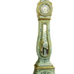 Standuhr - Venedig, um 1770/1780. Ein gefasstes Möbel, bemalt mit Blumen.