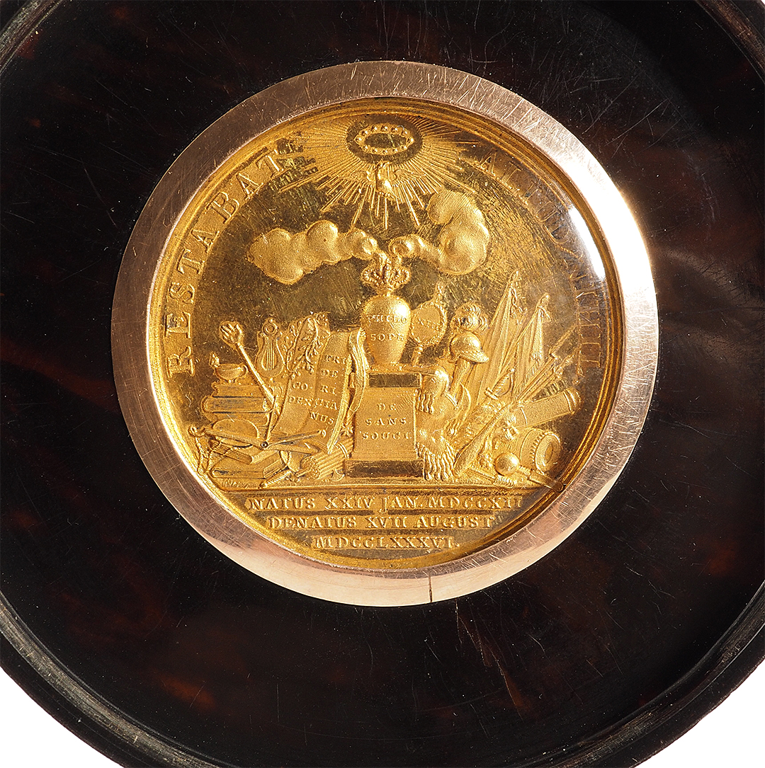 Round tortoiseshell box with a medal on the death of Frederick the Great