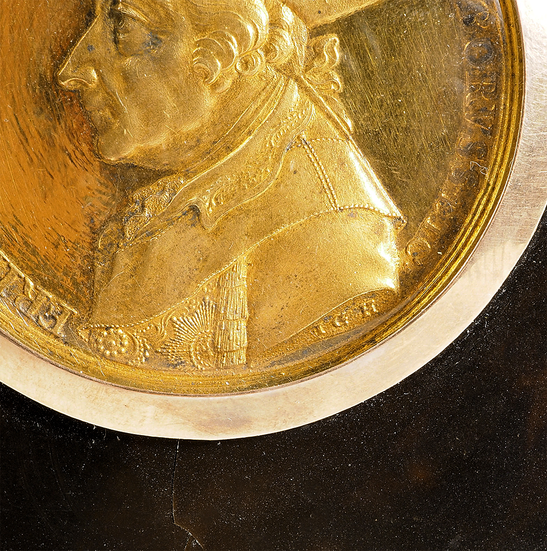 Round tortoiseshell box with a medal on the death of Frederick the Great