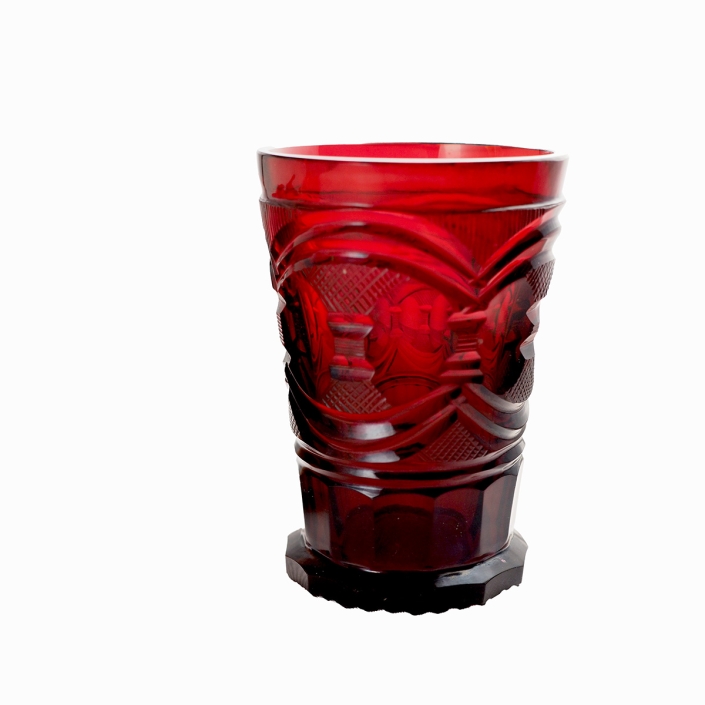 Ein kleines rotes Glas aus der Zeit des Biedermeier, ein sogenannten Goldrubinglas