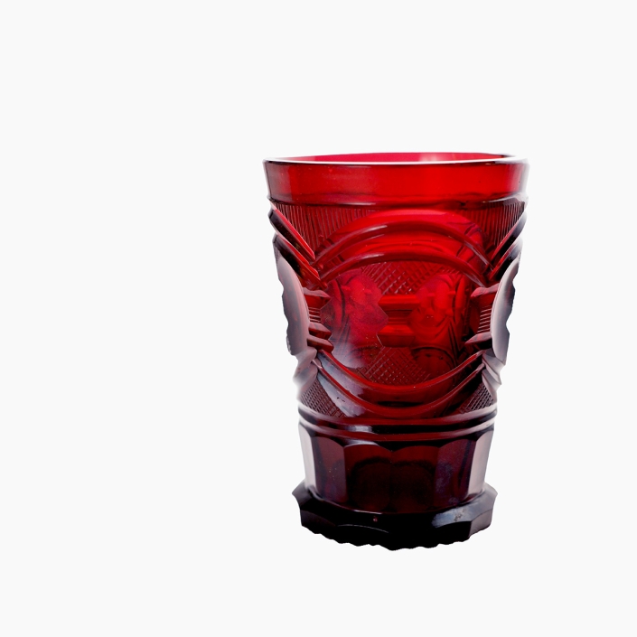 Ein kleines rotes Glas aus der Zeit des Biedermeier, ein sogenannten Goldrubinglas